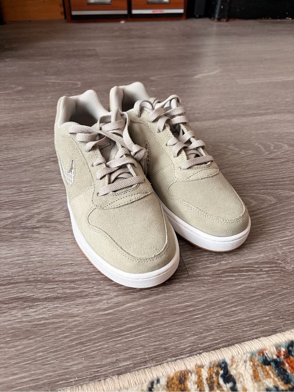 Nike woman’s Suede Sneakers in green